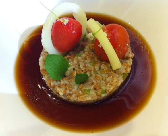 Restaurante en Valencia Tabulé de espelta con cherries rellenos de crema helada de atún, aros de pepino y caldo de bonito seco.